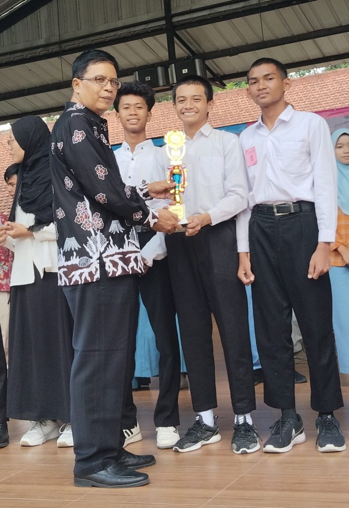 Juara-Debat-704x1024